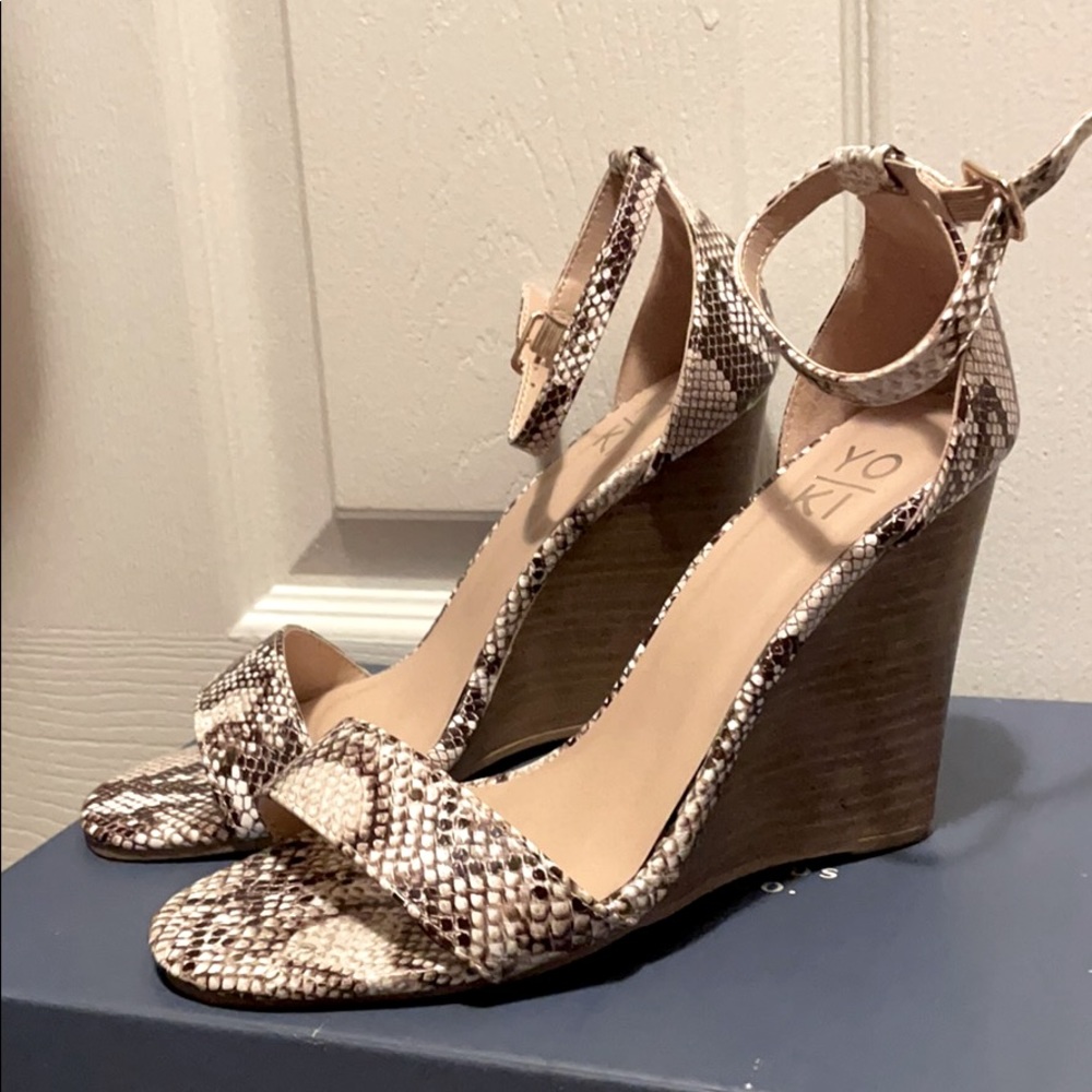 Open toed pumps